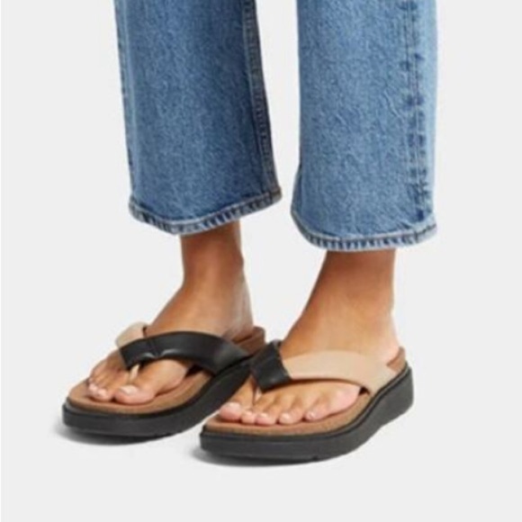 FitFlop GEN-FF Padded-Strap Leather Toe-Post Sandals Latte Beige/Black Size 10 - Picture 2 of 10